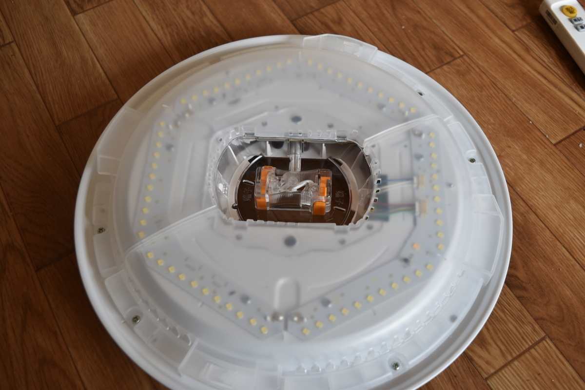 カバーを外したLED照明
