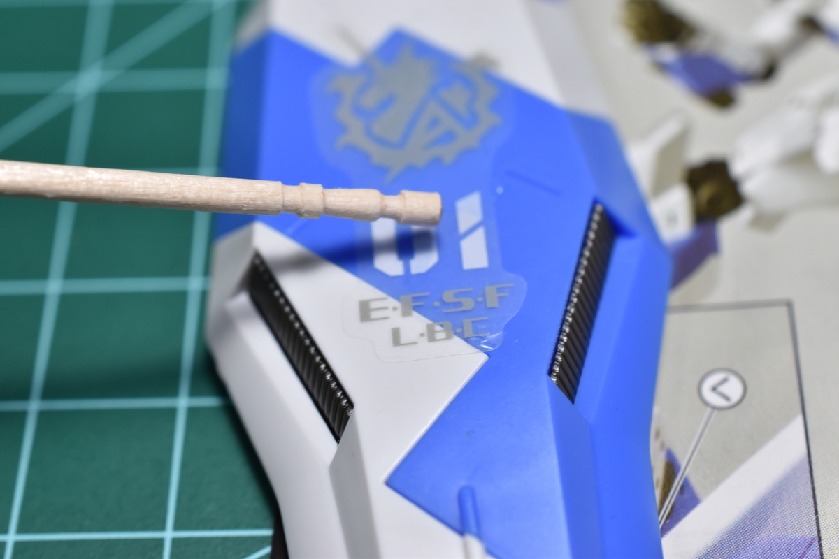 爪楊枝でマーキングシールを貼る