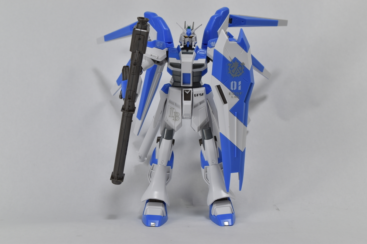 マーキングシールを貼り終えた素組みのHi-νガンダム