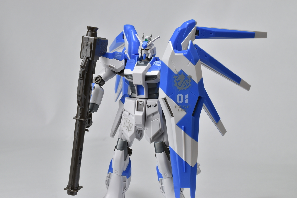 マーキングシールを貼り終えた素組みのHi-νガンダム