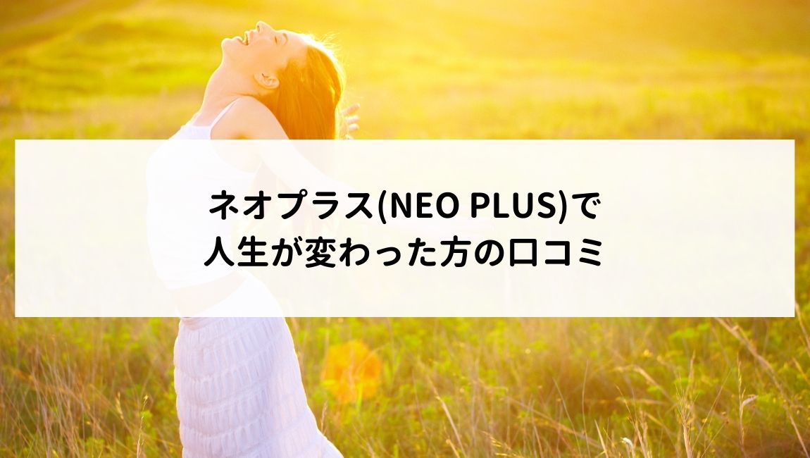 草原にいる女性の写真