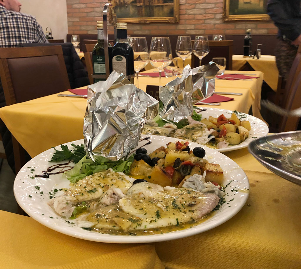 カレイのグリルは席で切り分けてくれます