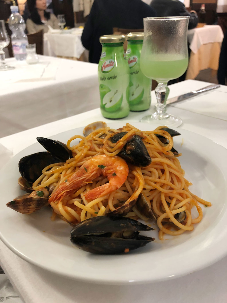 シーフードのパスタとリンゴジュース