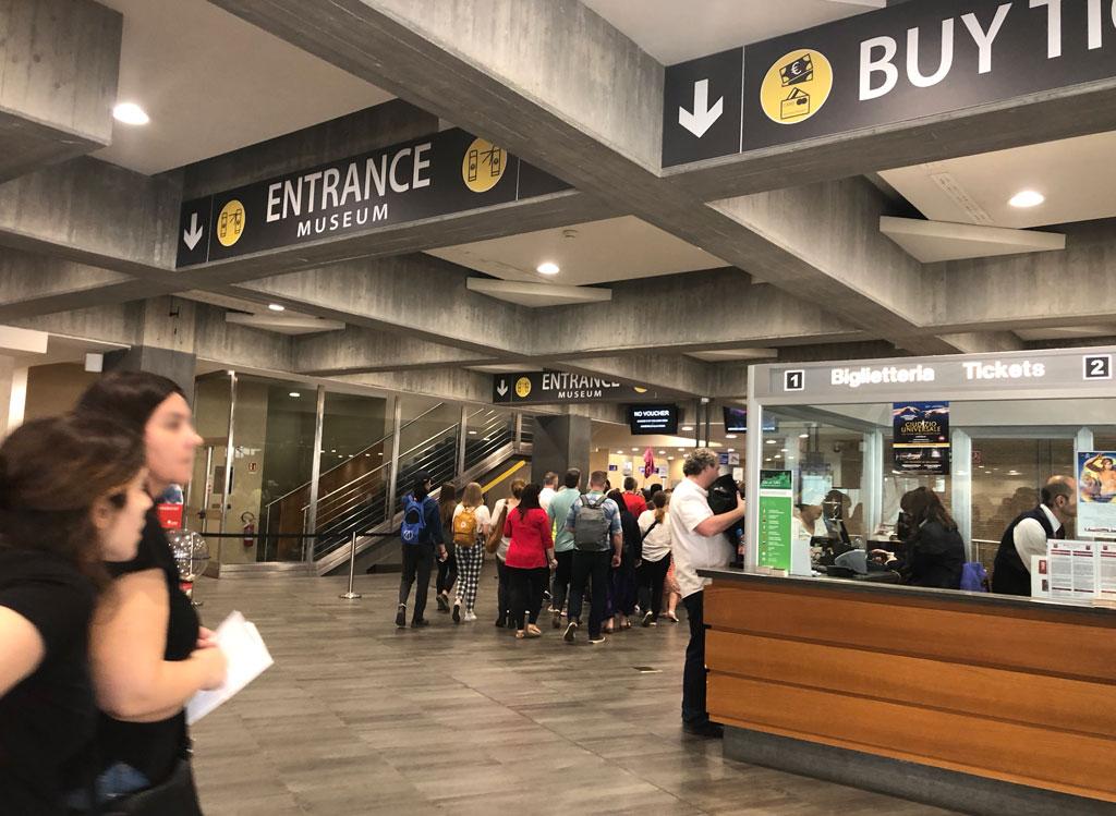 チケットの引き換えが済んだら、左奥のENTRANCEへ