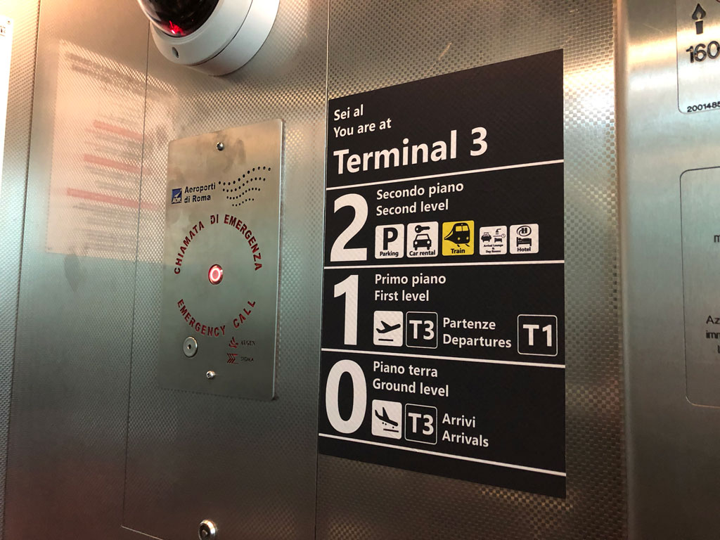 エレベーター。税関は1st level(2階)