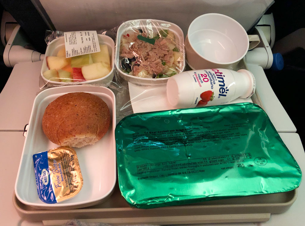 機内食1回目。ビーフスパゲティを選択
