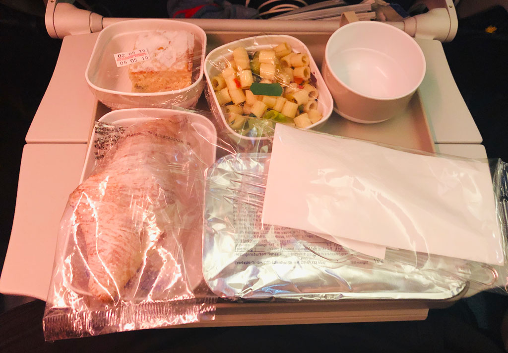 機内食2回目。4時50分ごろ