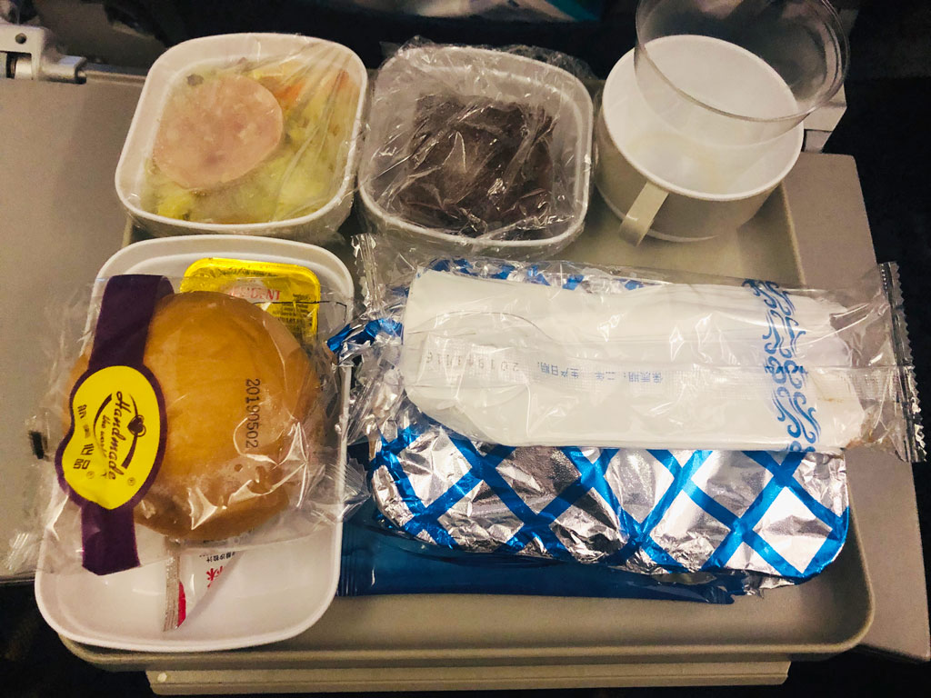 機内食は19:15