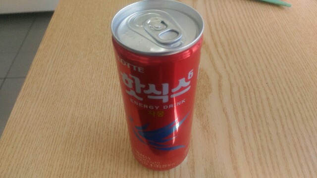 韓国のコンビニで買った赤いエナジードリンク