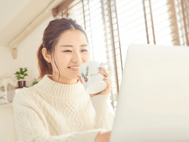 在宅ワークをする女性