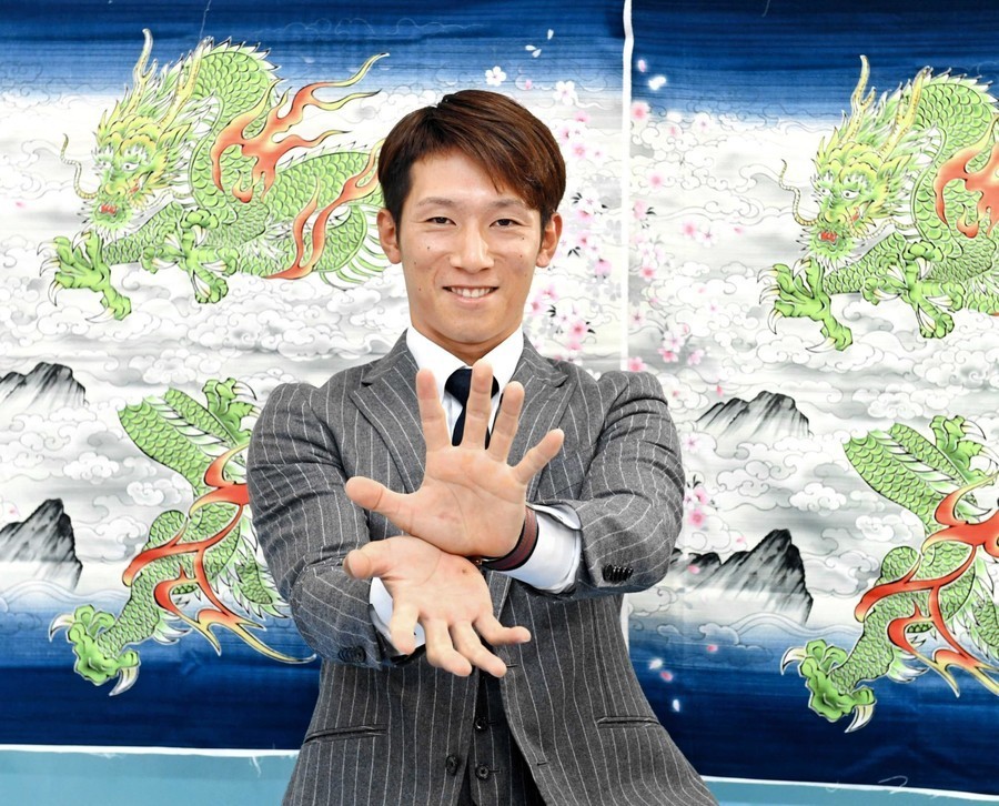 f:id:ru_nohito:20191229185442j:plain 大幅アップで契約更改を終え、カメラに向かってポーズを決める西川選手