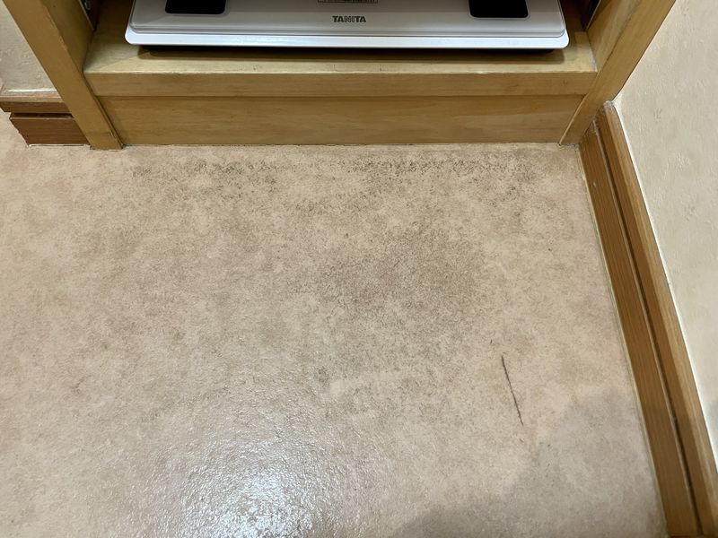 大掃除におすすめ 床の黒ずみは 水の激落ちくん でイチコロです とことんそうじ