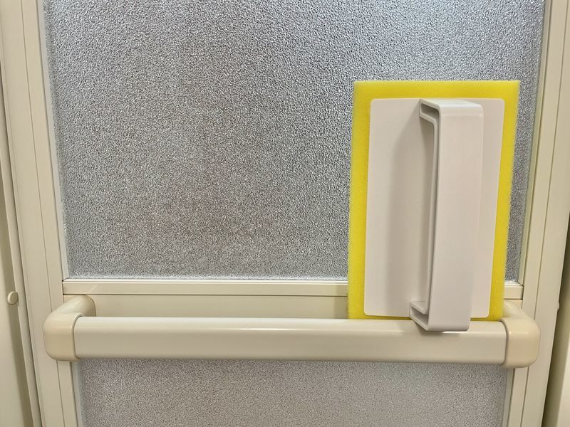 凸凹用ブラシ 浴室扉のすりガラスを 傷つけずにキレイにする方法 とことんそうじ