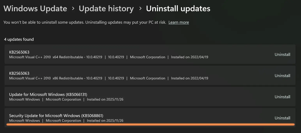 前の手順で「更新プログラムをアンインストールする」ボタンをクリックして表示された画面。インストールされたWindows Updateの一覧が4つ表示されており、それぞれの項目の右に「アンインストール」ボタンがある