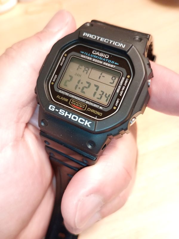 G-SHOCK DW-5600Eのベゼルを交換 - 走れ？コータロー改