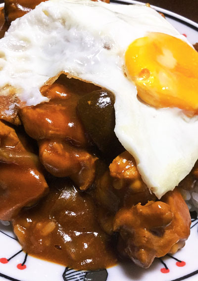目玉焼きをのせたカレーライス