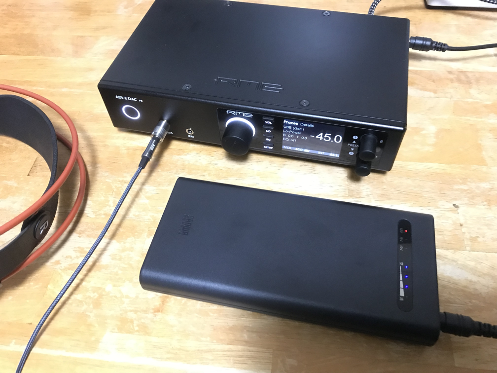 ADI-2 DAC FSをモバイルバッテリーで動作させた様子