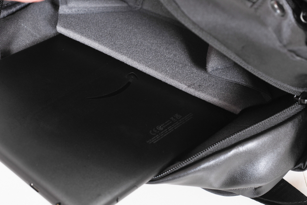 K&amp;F CONCEPTカメラバッグに10インチタブレットを収納した様子