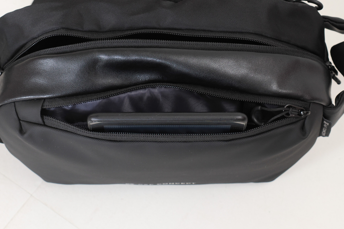 K&amp;F CONCEPTカメラバッグに8インチタブレットを収納した様子