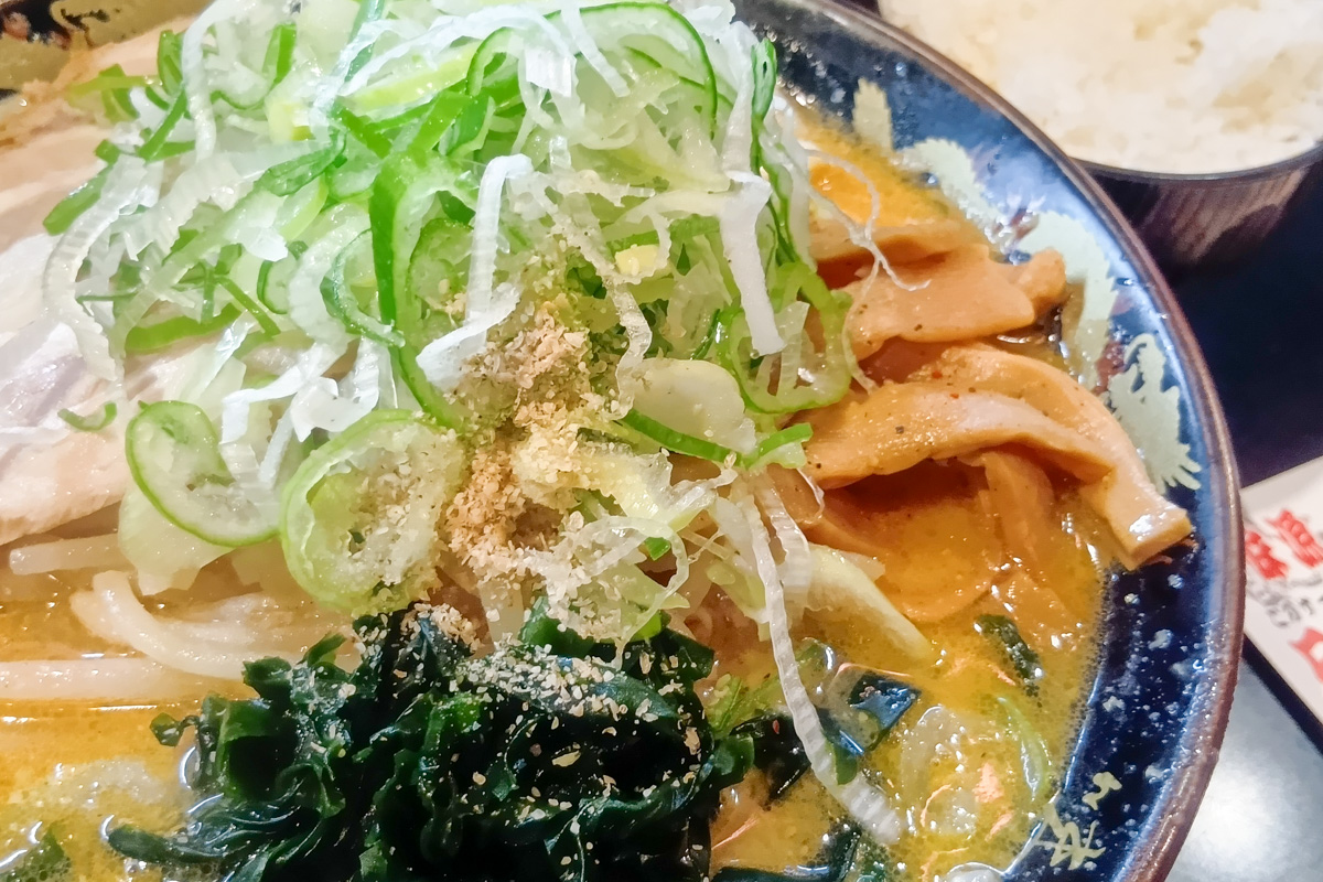 味源の濃厚な味噌スープとたっぷりの具材。麺の食感が特徴的。
