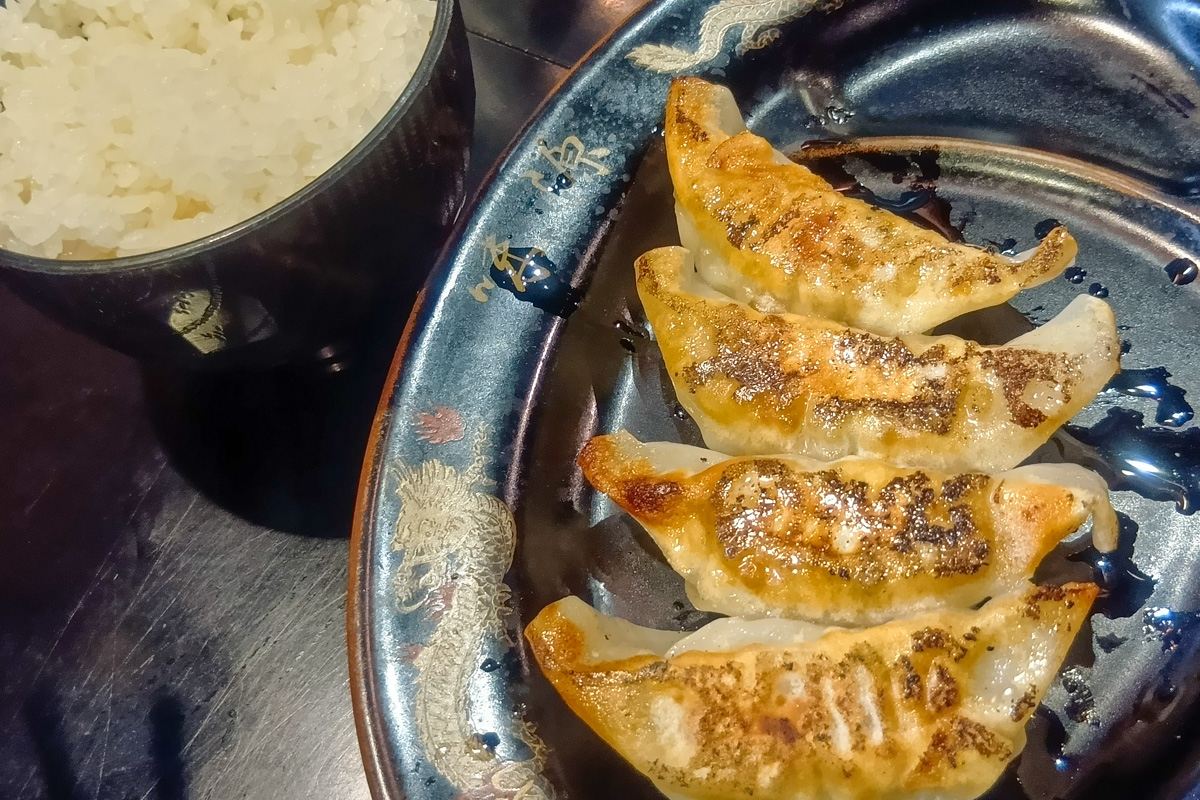 100円で追加できる餃子とライス。お得だが、ラーメンの量も考慮が必要。