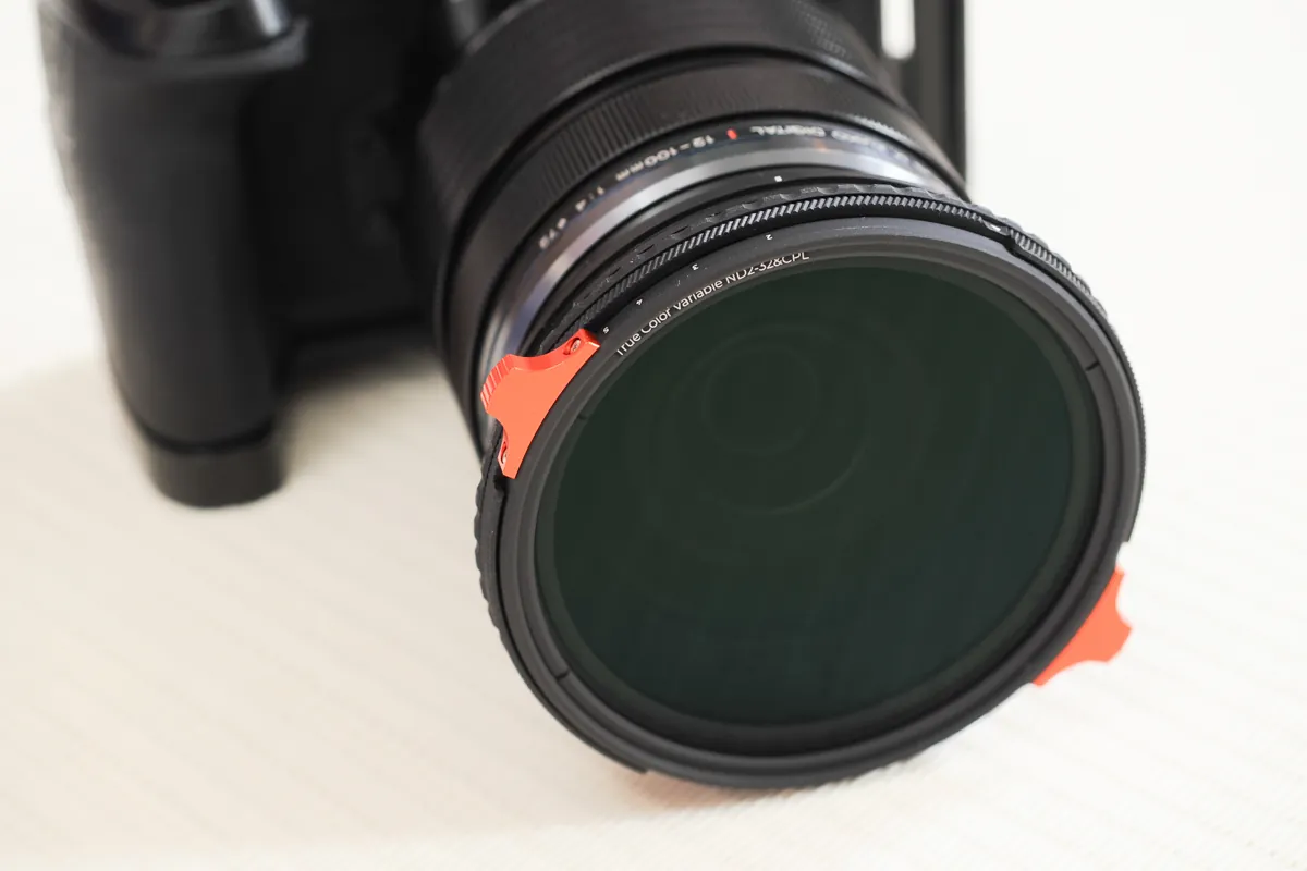 K&amp;F CONCEPT 可変ND&amp;CPLフィルターを装着したカメラレンズのクローズアップ