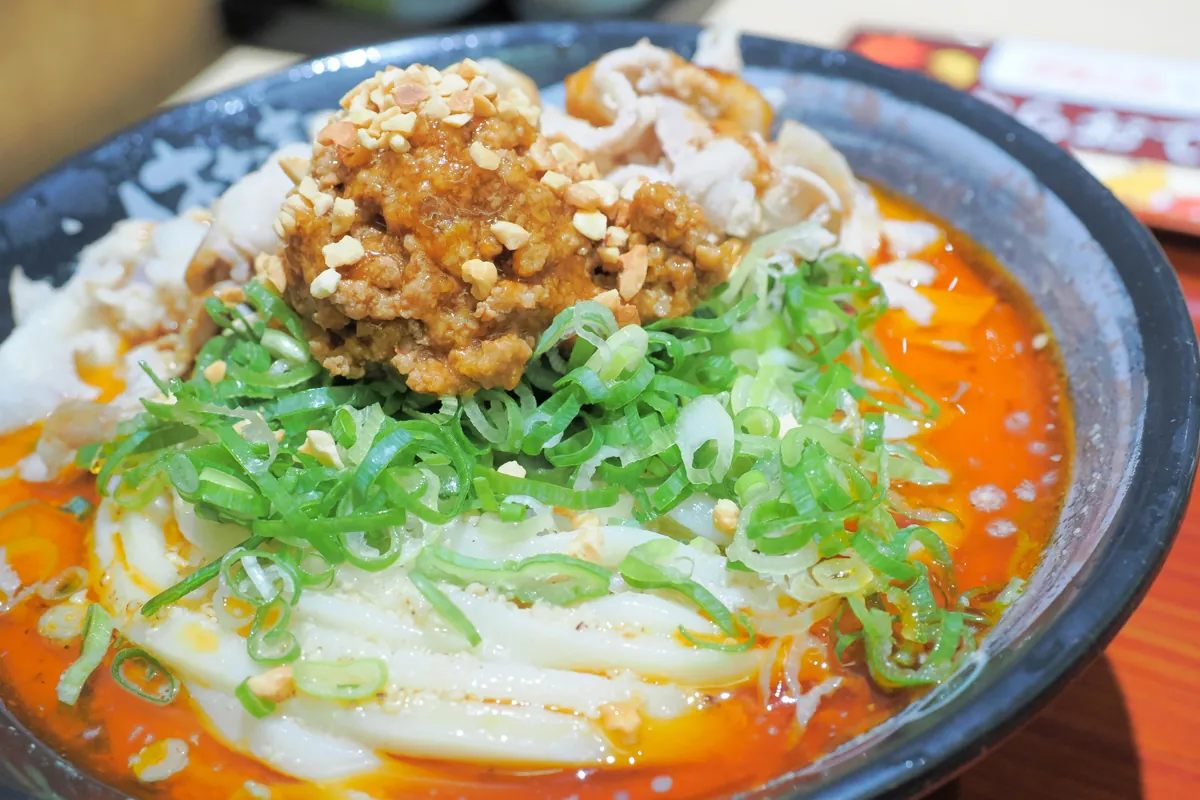 はなまるうどんの期間限定冷やし担々麺シリーズのポスター