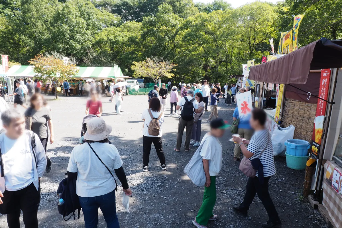 出店で賑わう広場の様子