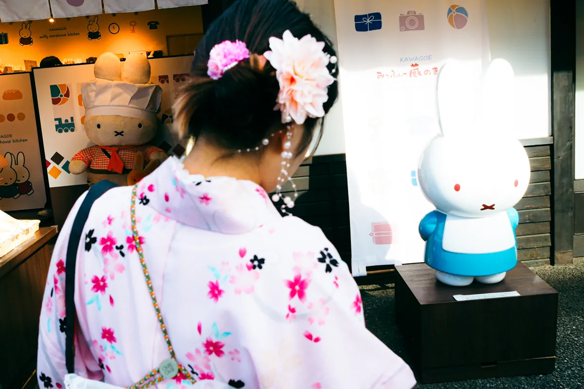 ミッフィーたちと浴衣の少女の写真