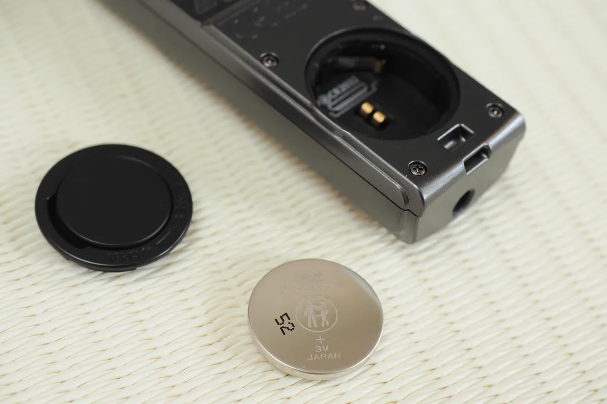 RM-WR2の電源CR2032ボタン電池