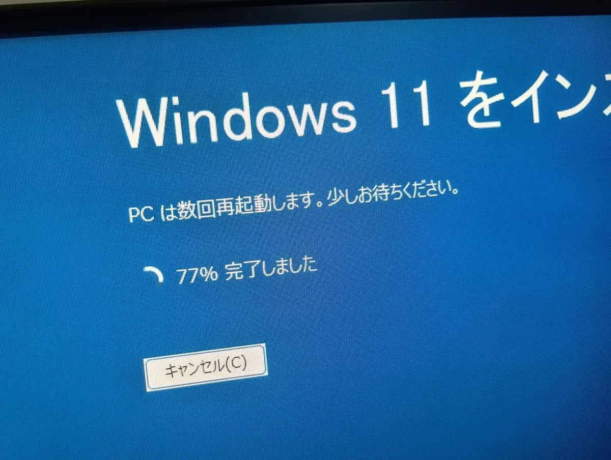Windows 11の再インストール77％完了の表示が出ている画面。