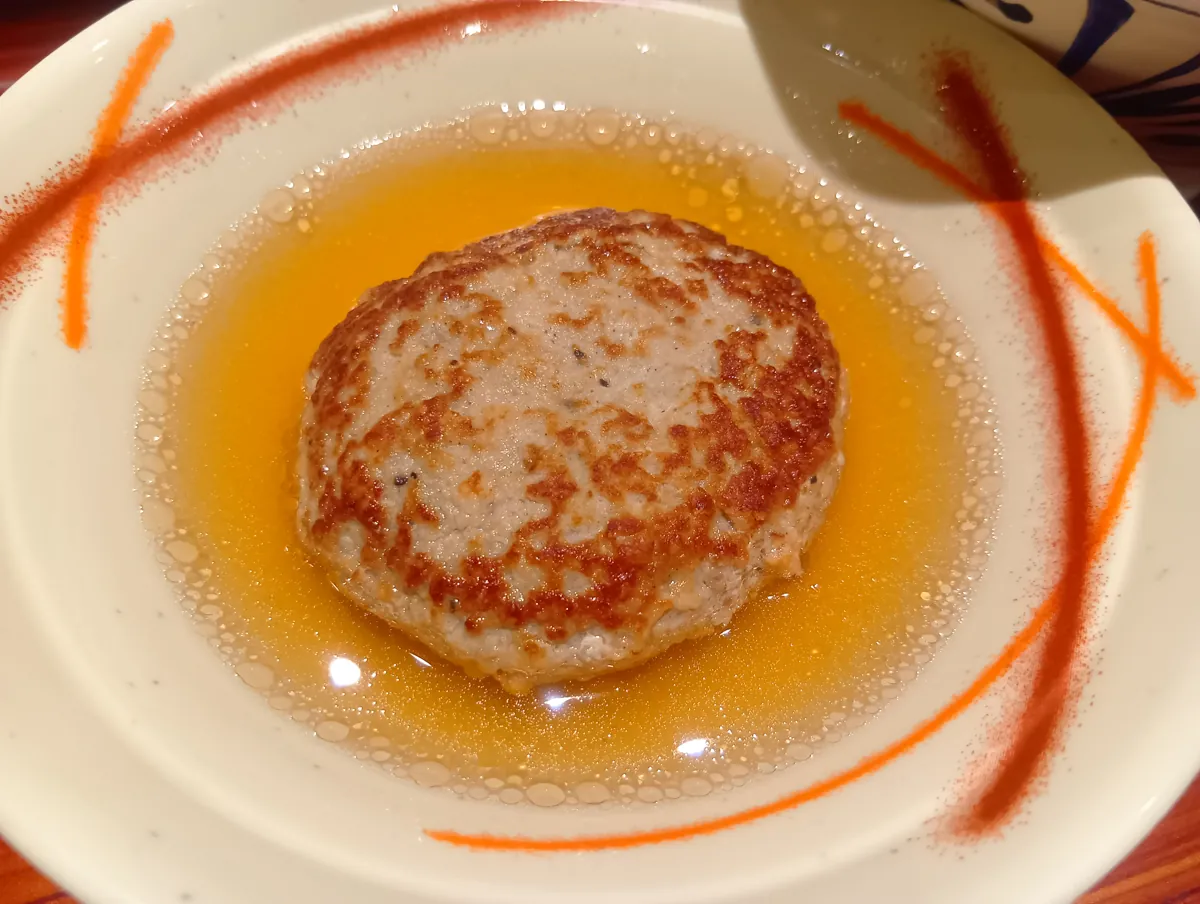 はなまるうどんのハンバーグ(おでん)のクローズアップ