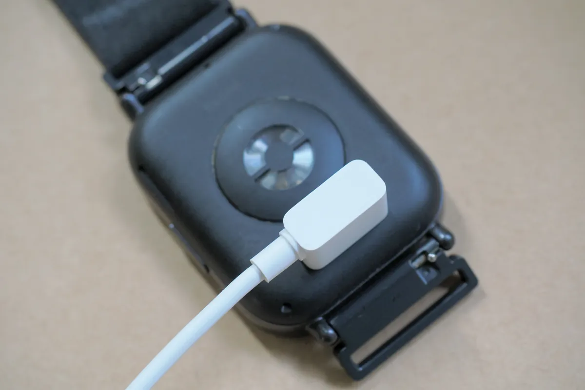 Redmi Watch 5 Activeの充電風景