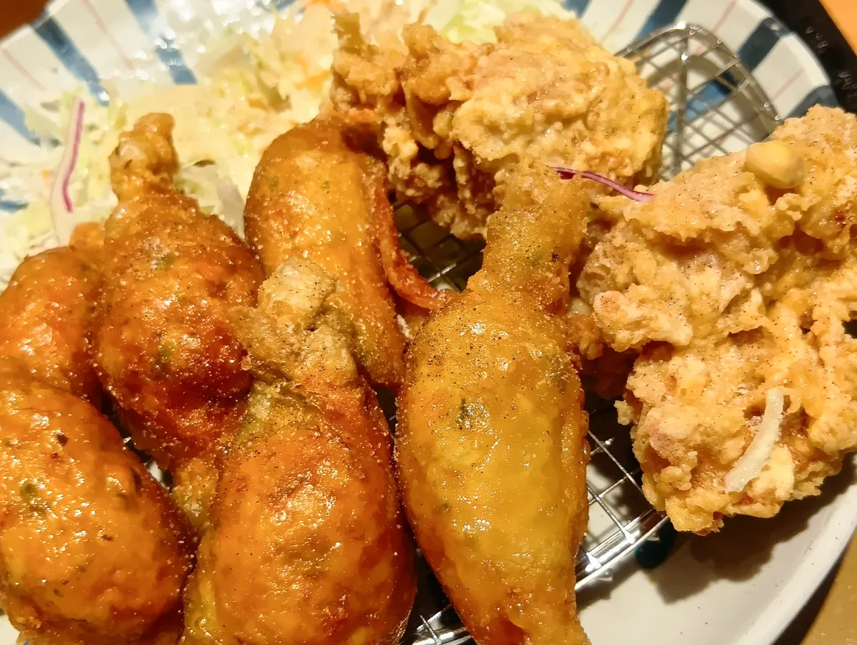 やよい軒の鶏皮餃子と鶏竜田揚げのクローズアップ、揚げたてで美味しそうな衣とスパイス