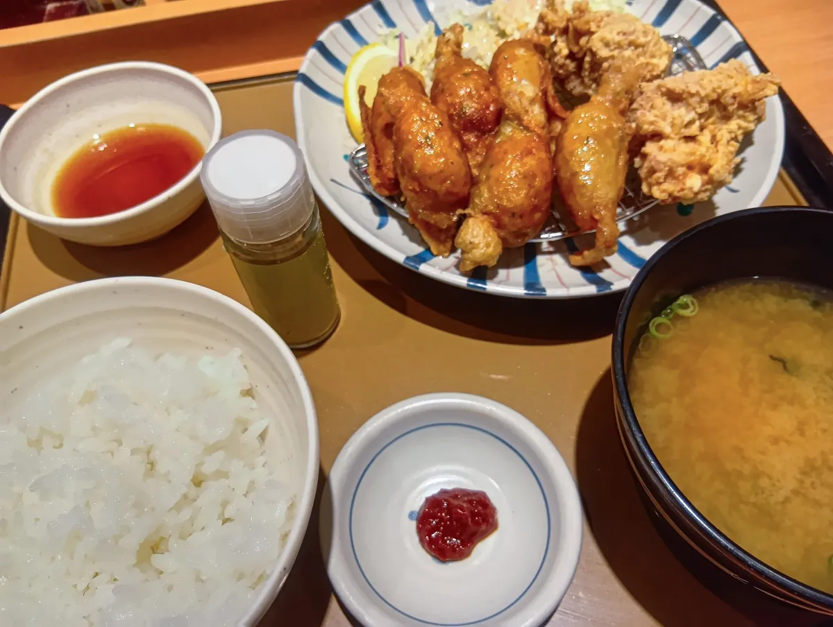 やよい軒の鶏皮餃子と鶏竜田揚げ定食の全体像、ご飯と味噌汁、小鉢が並ぶ