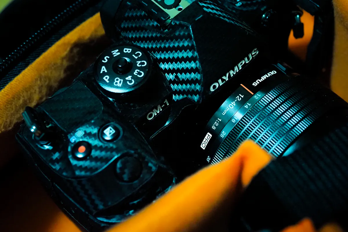 OM SYSTEM OM-1カメラとM.ZUIKO DIGITAL ED 12-40mm F2.8 PROレンズのクローズアップ