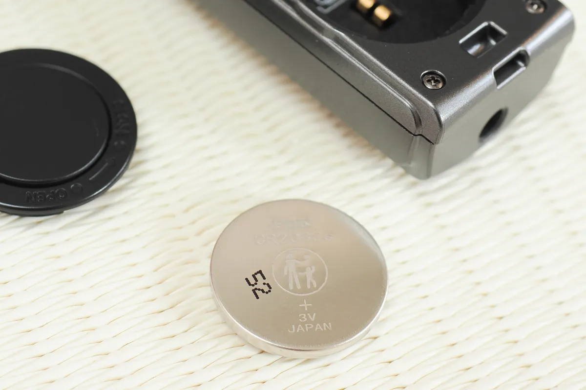 RM-WR2のCR2032ボタン電池と本体