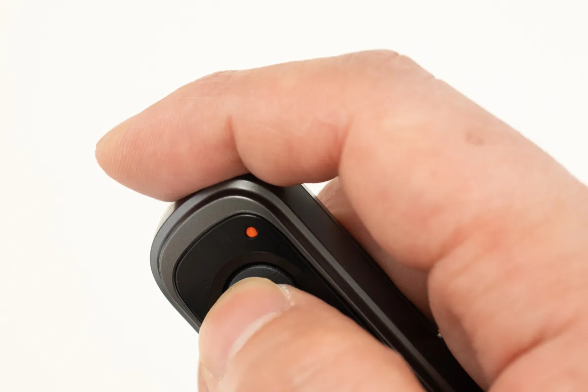 RM-WR2を操作している手元の画像