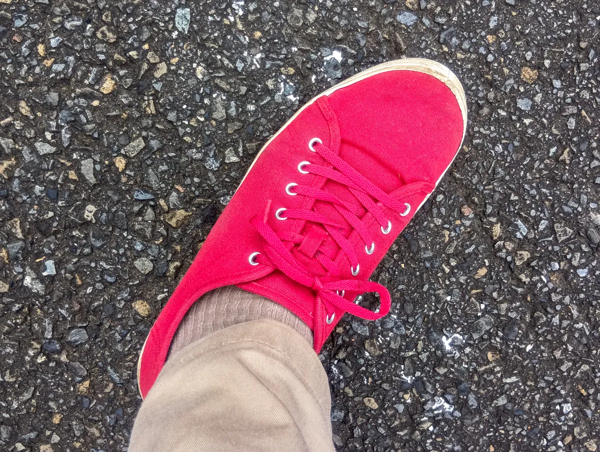 赤いスニーカーを履いた足