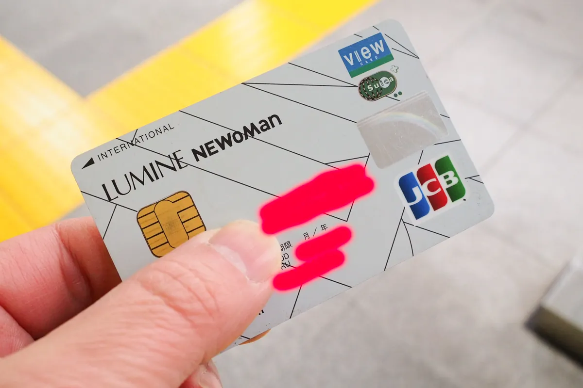 手に持ったLUMINE NEWoManデザインのView Suicaカード