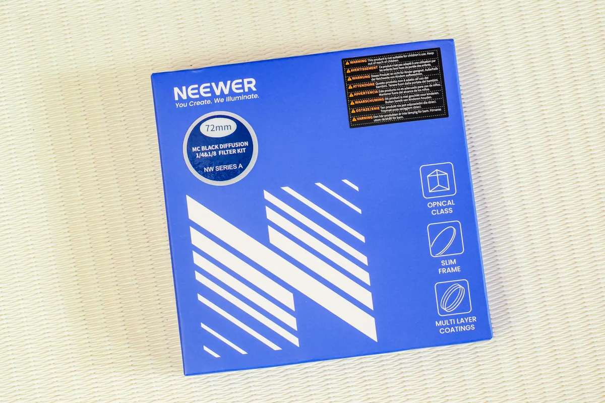 NEEWER MC Black Diffusion Filter Kitのパッケージがビニール袋に入っており、警告ラベルが貼られている様子