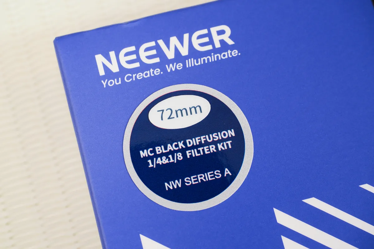 "NEEWER MC Black Diffusion Filter Kit 1/4&amp;1/8 72mmのパッケージのクローズアップ