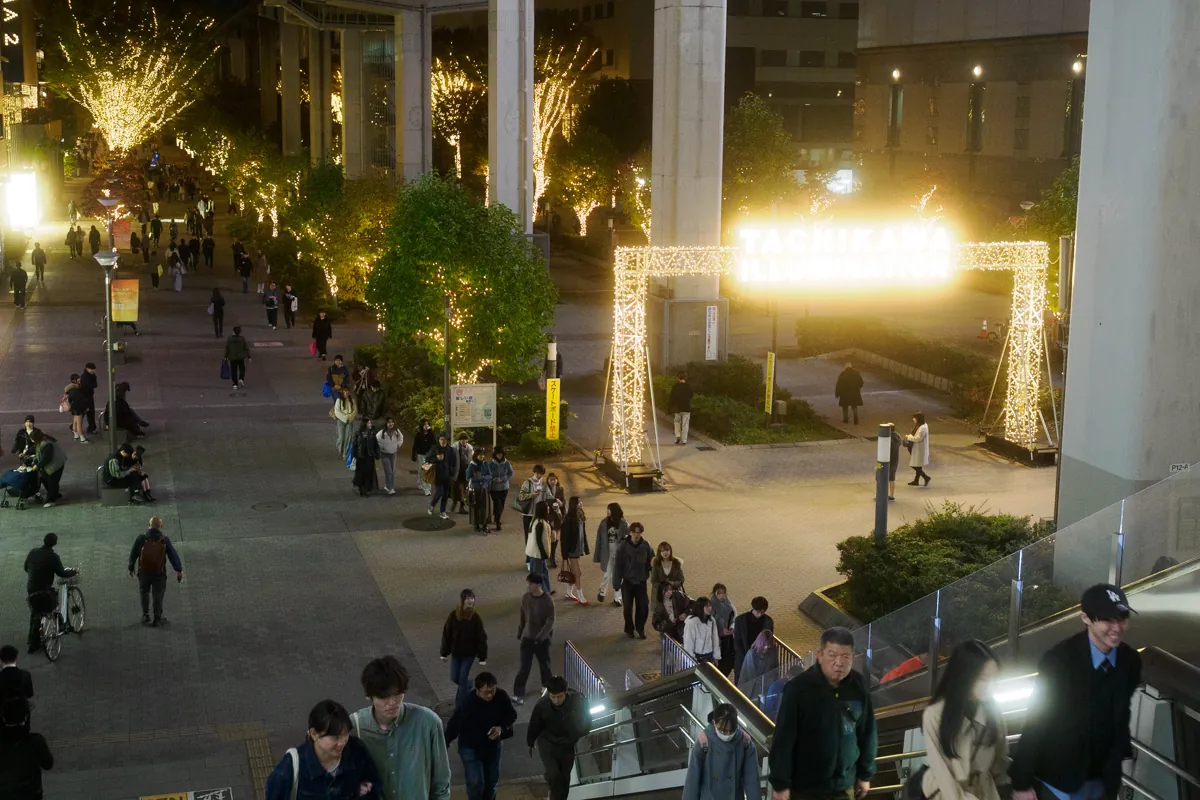 立川イルミネーションの会場を上から見た様子。光る「TACHIKAWA ILLUMINATION」ゲートと多くの来場者で賑わっている。
