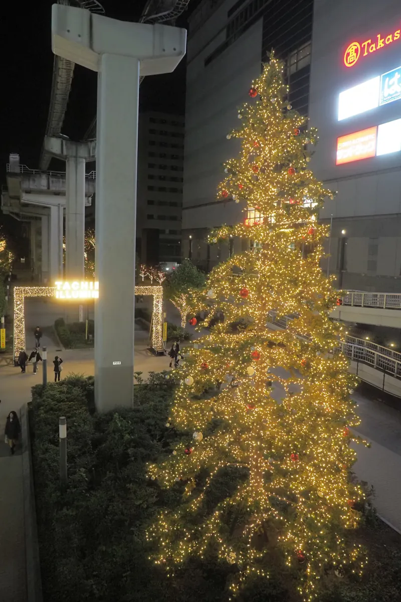 立川イルミネーションの巨大なクリスマスツリー「BIG TREE」のクローズアップ。