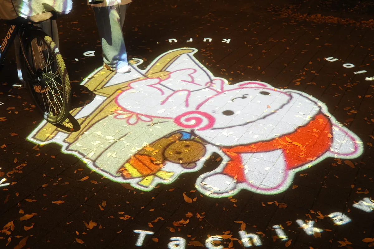 地面に投影された可愛らしいキャラクターのプロジェクションマッピング。