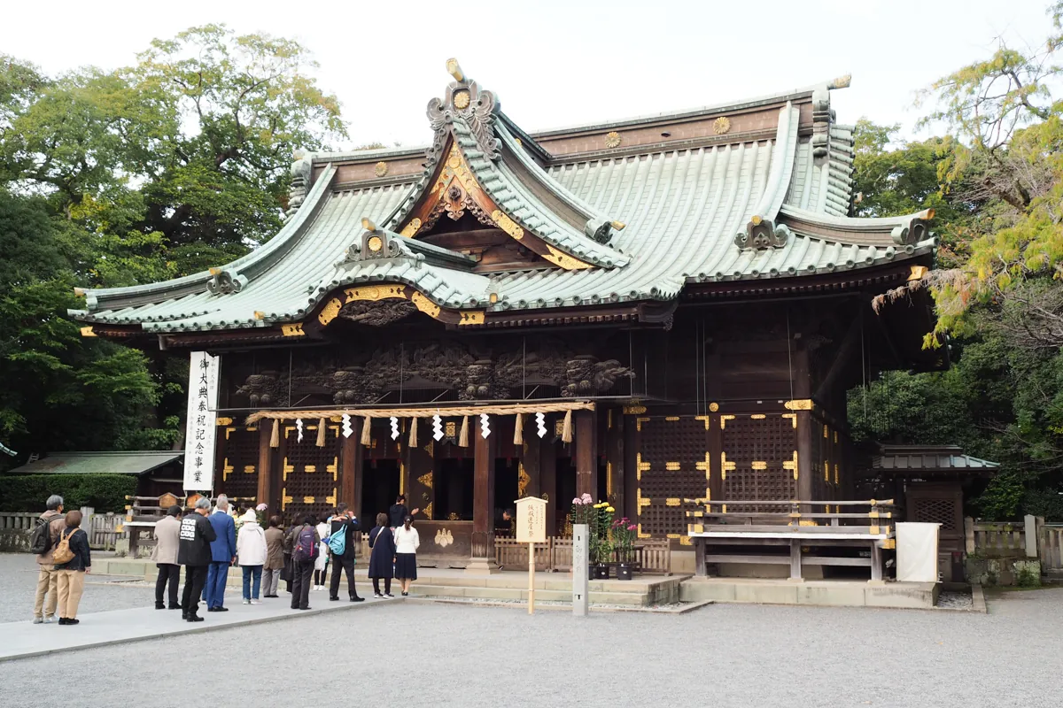 参拝客が並ぶ三嶋大社の本殿