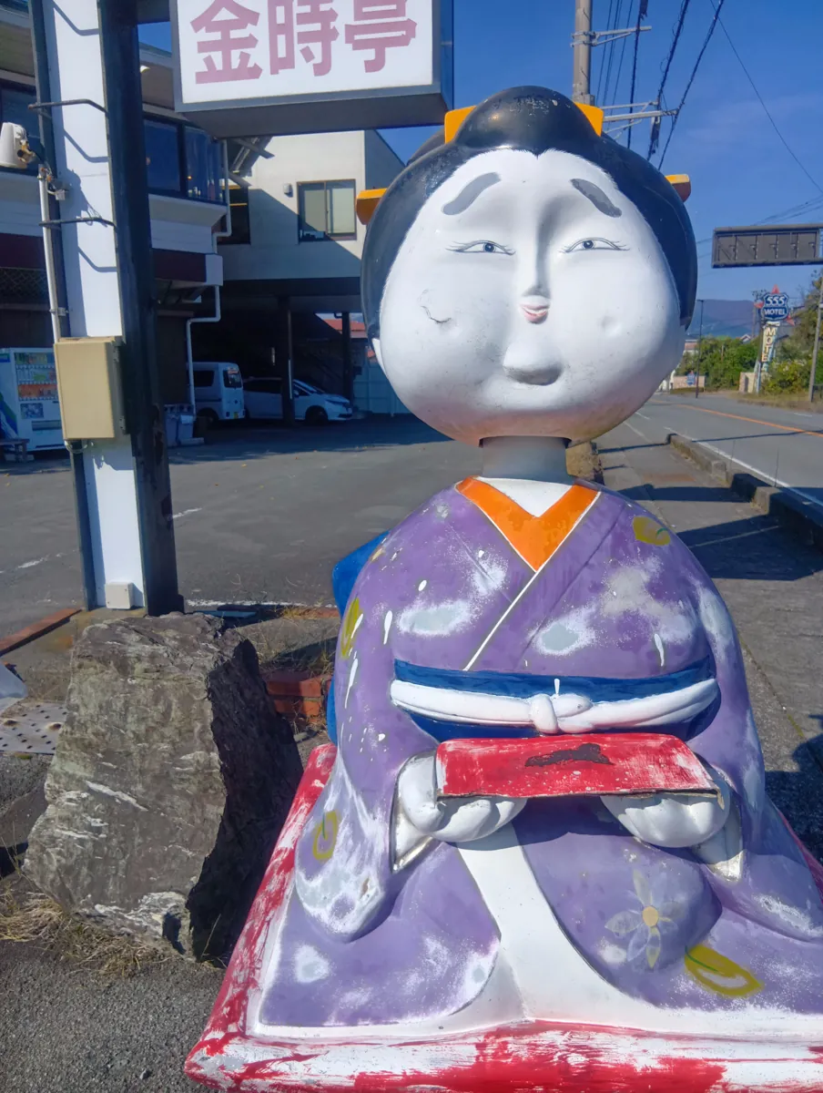 金時亭の前に置かれた、ユニークな表情の人形