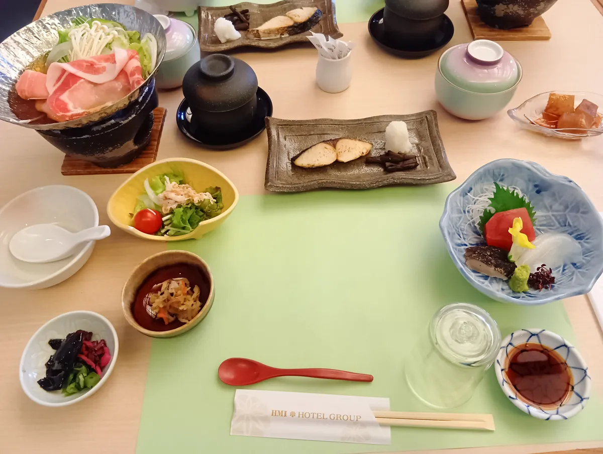 大仙家で提供された昼食の全体像、複数の小鉢と鍋