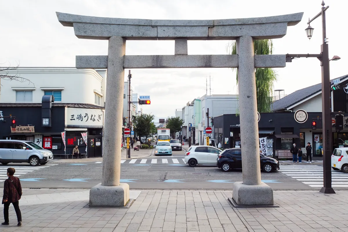 三嶋大社の大きな鳥居と参道