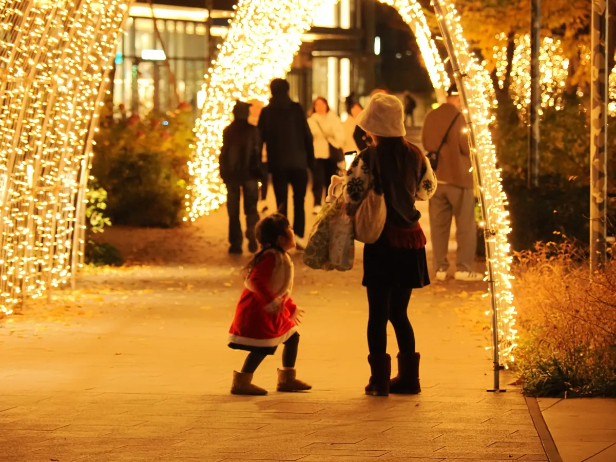 立川イルミネーションの光のトンネルで遊ぶ親子